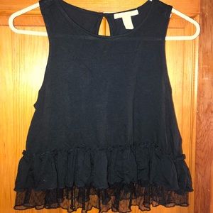 Beautiful lace crop top! 🖤